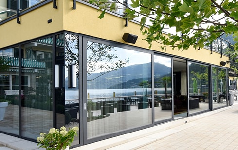 Strussnig-Glasfassade an modernem Gebäude