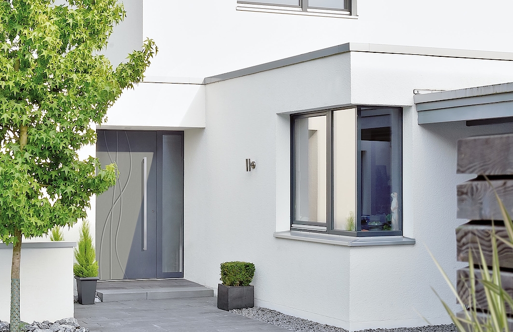 Strussnig Kunststoff-Alu-Fenster Kronprinz als Eckfenster an weißer Häuserfront
