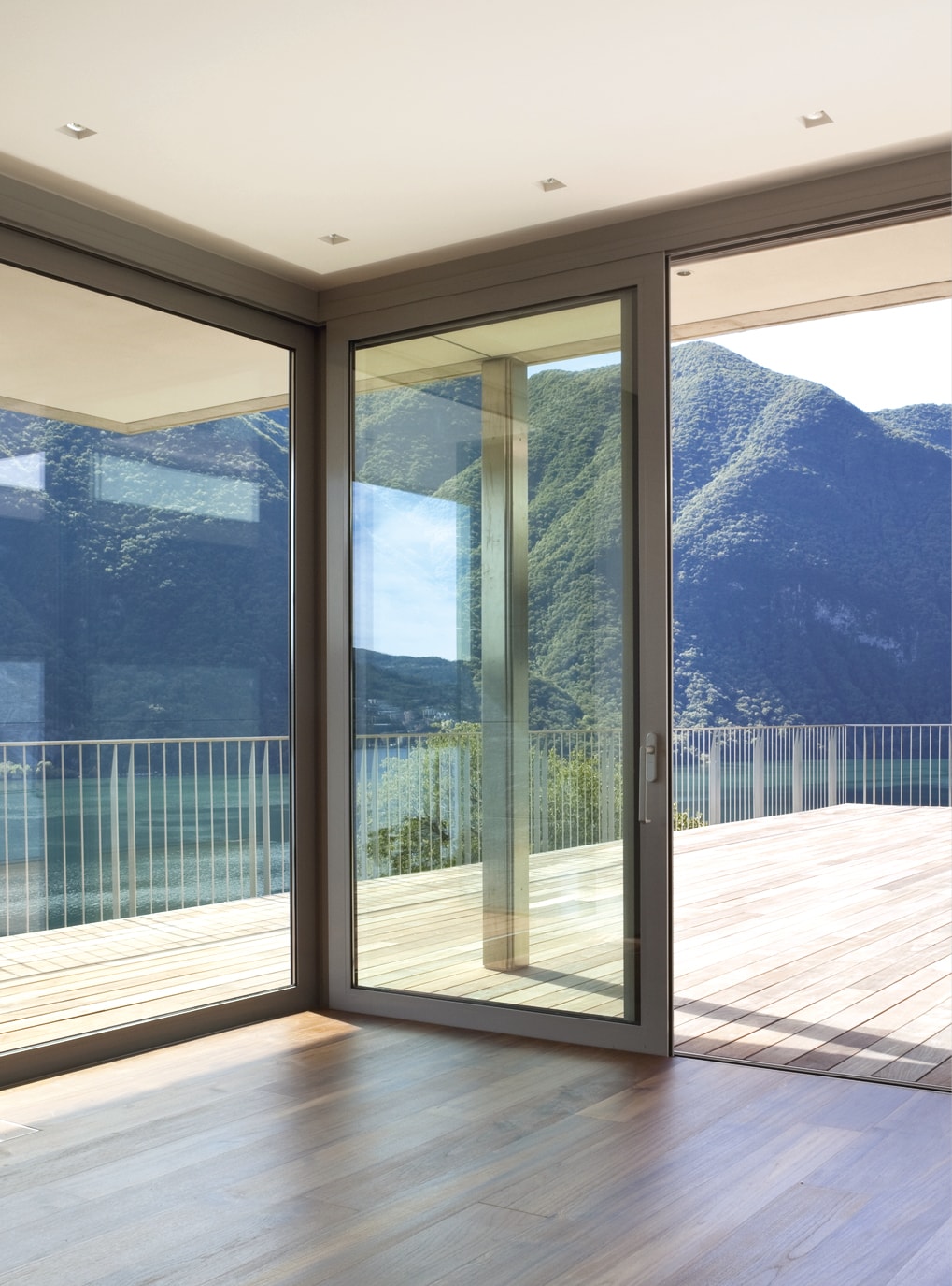 Großflächige Strussnig Impulse 100 Kunststofffenster mit Blick auf Balkon