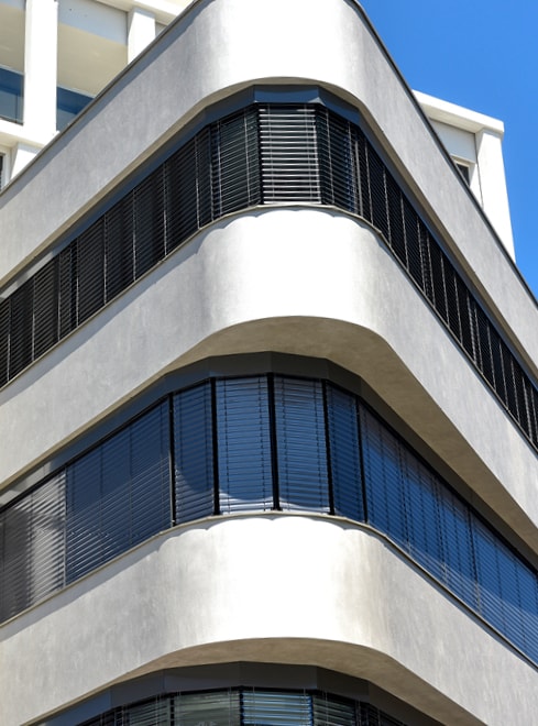 Außenansicht moderner Gebäudefassade mit geschlossenen Rollläden