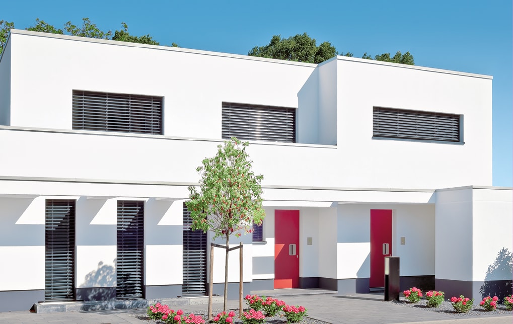 Frontansicht von Haus mit Strussnig Premium-Alu-Haustür