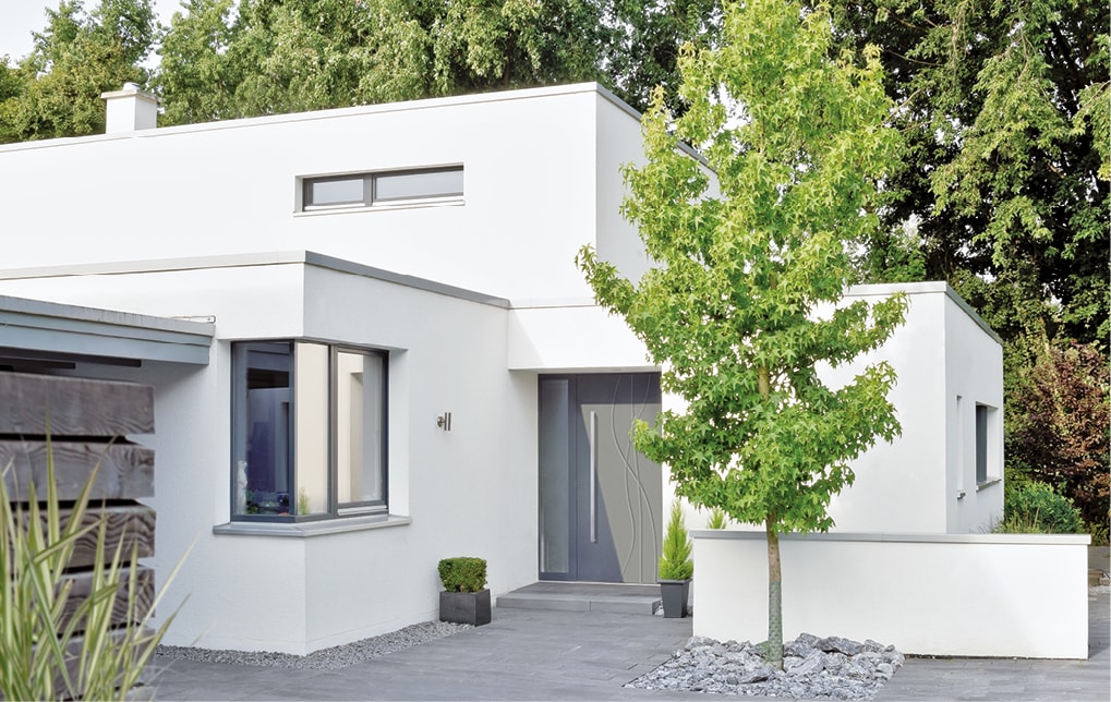 Eingangsbereich von weißem Haus mit Strussnig Premium Alu-Haustüre