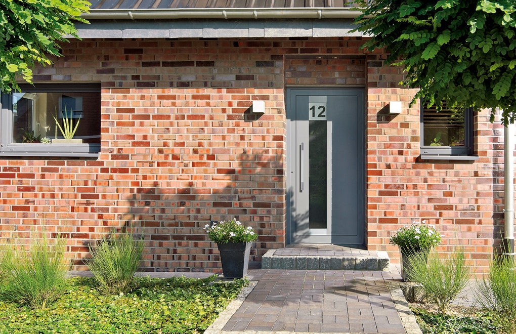 Eingangbereich von Backsteinhaus mit Premium Alu-Eingangstüre von Strussnig