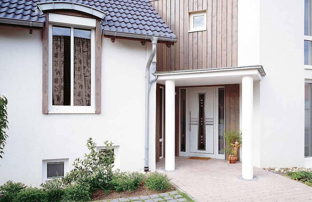 Strussnig Classic-Alu-Haustüre im Hintergrund