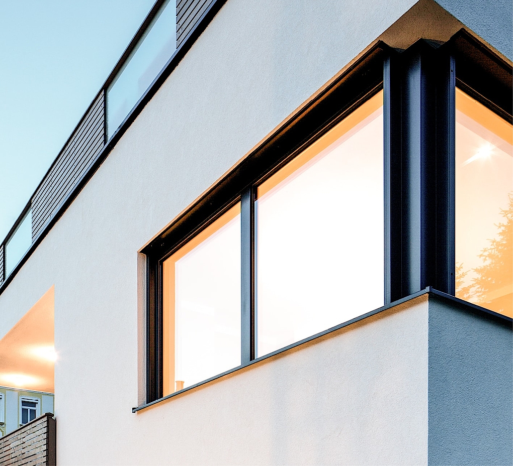 Fensterbänke im Außenbereich an einem Strussnig-Eckfenster