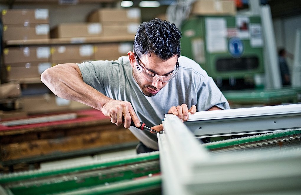 Strussnig-Mitarbeiter bei der Fensterproduktion