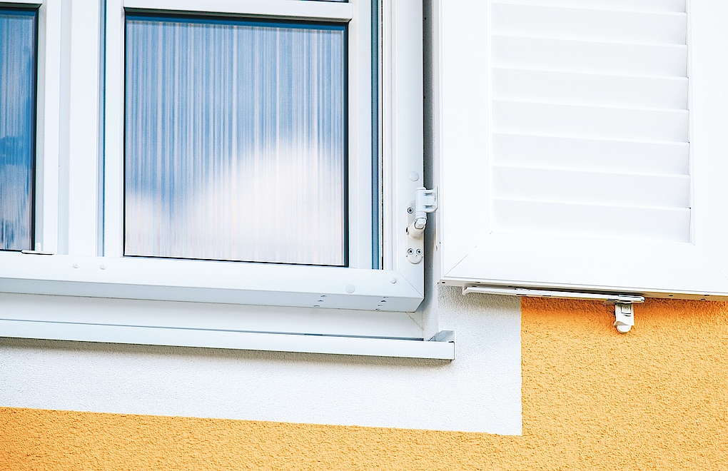 Detailansicht von Fensterbank und Eckausschnitt von Fenster mit Fensterbalken