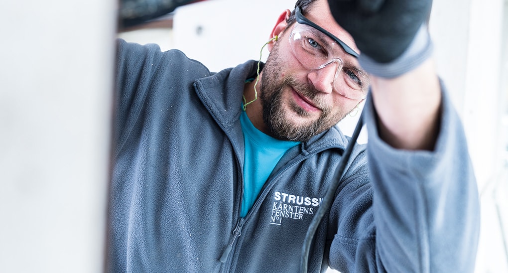 Nahaufnahme von Strussnig-Mitarbeiter mit Schutzbrille