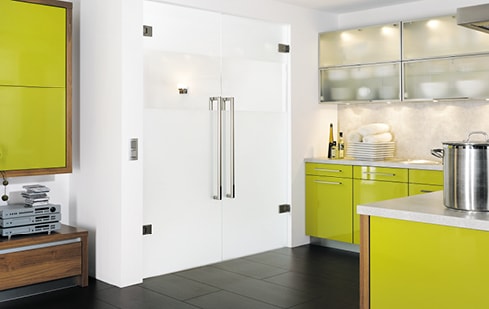 Geschlossene Glastür im Küchenbereich als Beispiel für Glasereileistungen
