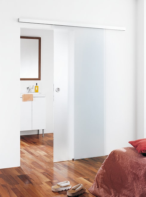 Halbgeöffnete Glasschiebetür als Beispiel für Glasereileistungen