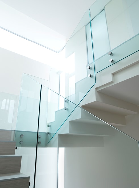 Stiegenaufgang mit Glasgeländer als Beispiel der Glasereileistungen