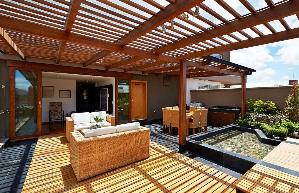 Terrassenüberdachung aus Holz-Glas-Kombination als Beispiel für Glasereileistungen