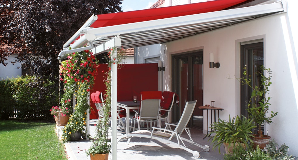 Glasüberdachte Terrasse mit Sitz- und Liegemöglichkeiten