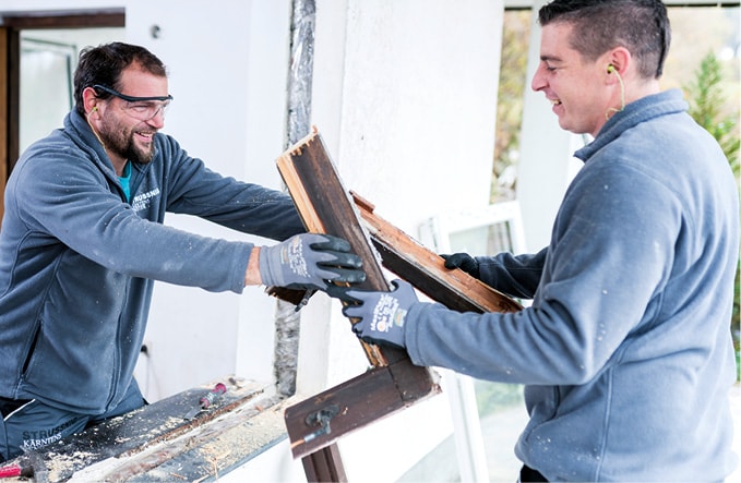 Strussnig-Mitarbeiter bei der Demontage des alten Fensters