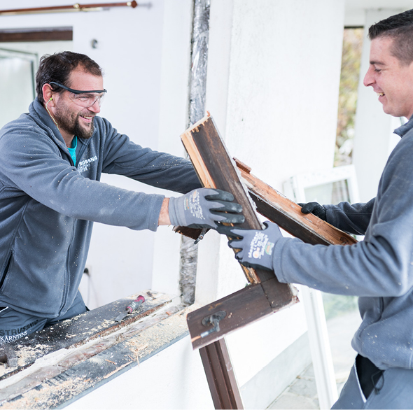 Strussnig-Mitarbeiter bei der Demontage des alten Fensters