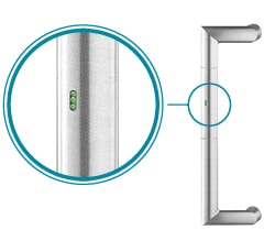 Detailansicht einer Griffstange mit ekey Fingerscanner für Einbruchschutz bei Haustüren