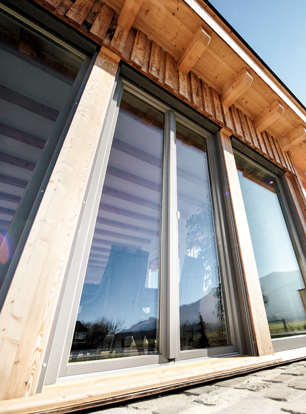 Großflächiges Strussnig Holzfenster von außen