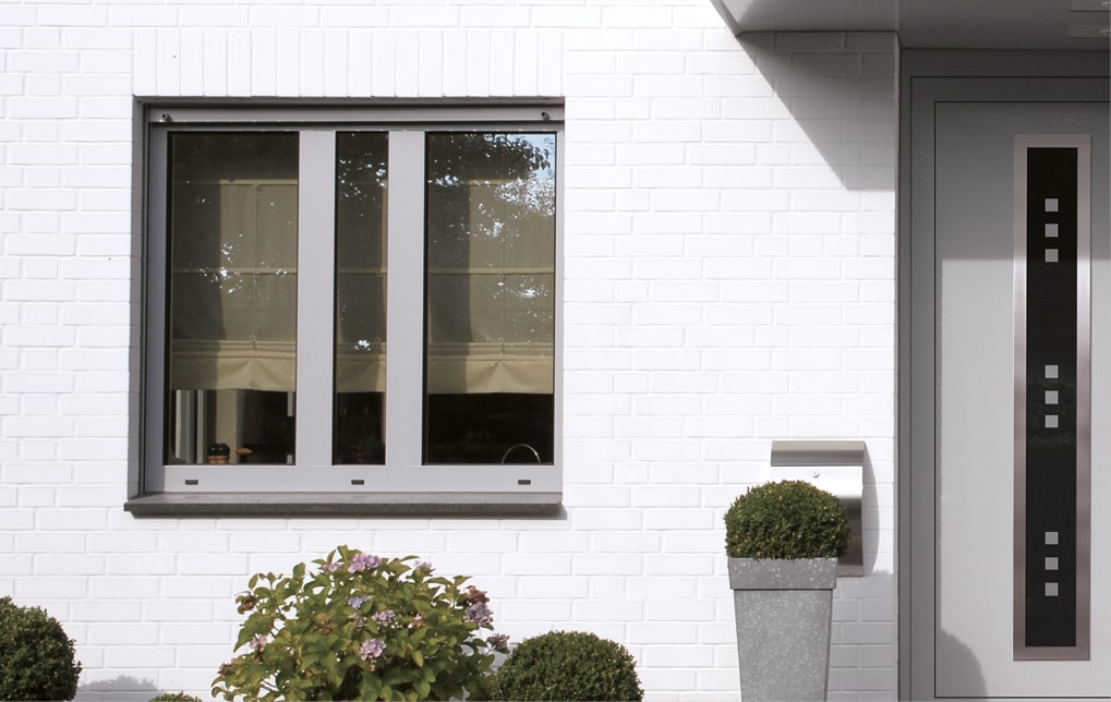 Impact Strussnig Kunststofffenster an weißer Häuserfront