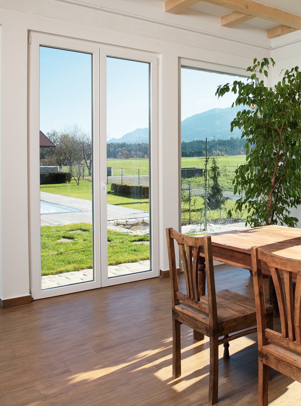 Impact Strussnig Kunststofffenster mit Blick auf grüne Wiese