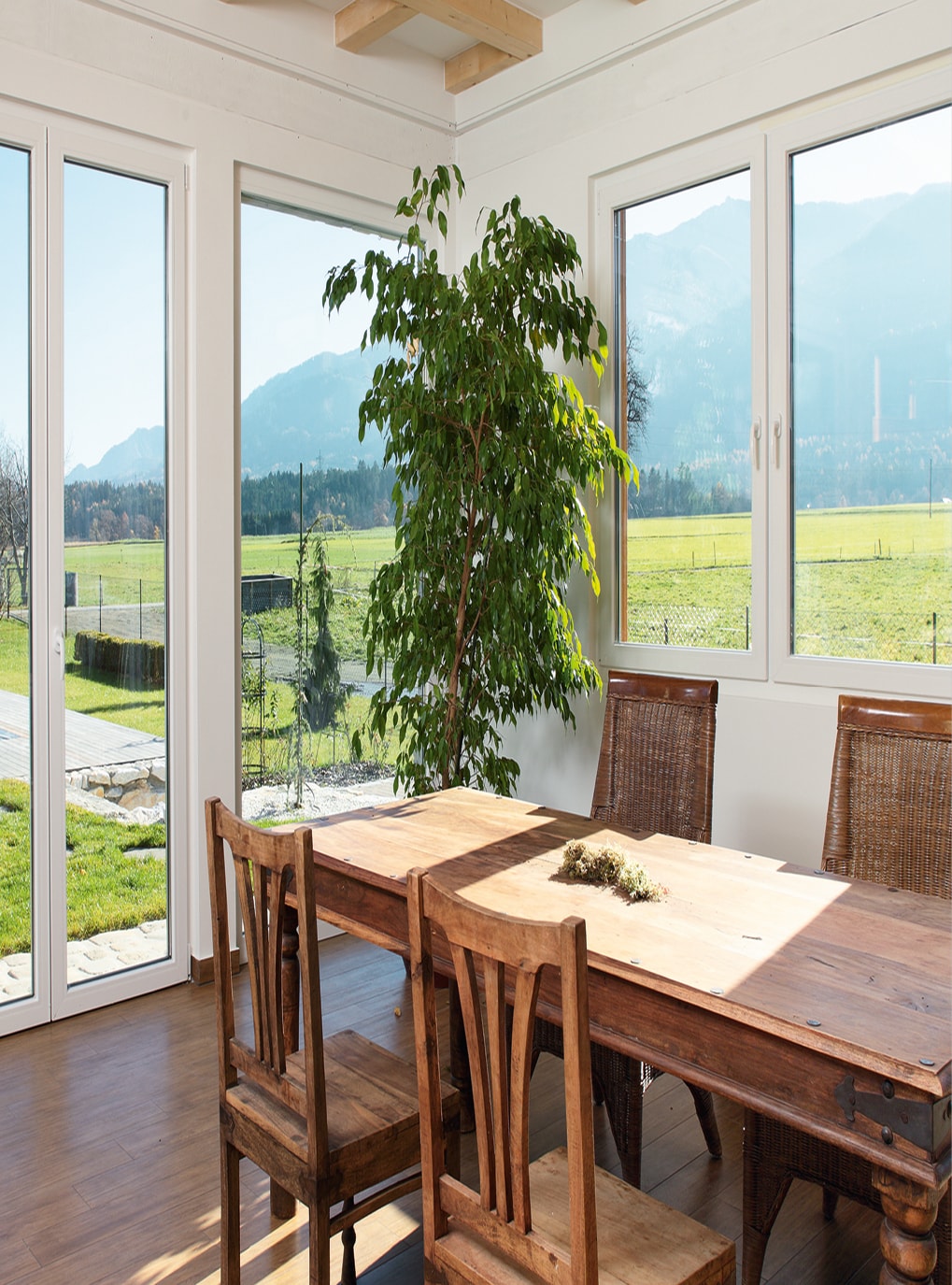 Strussnig Kunststoff-Alu-Fenster mit blick auf grüne Wiesenlandschaft