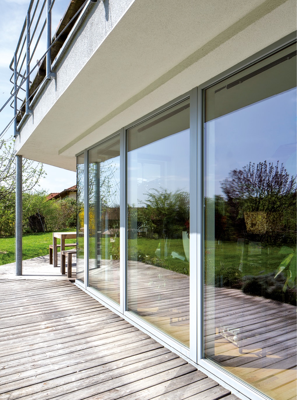 Großflächige Imperial 100 Strussnig Kunststoff-Alu-Fenster an Häuserfron vor Terrasse