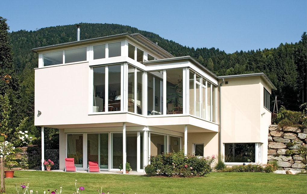 Modernes Haus mit großflächigen Strussnig Imperial 100 Kunststoff-Alu-Fenstern