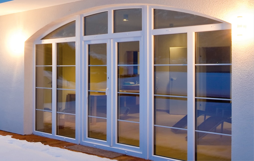 Strussnig Imperial Kunststoff-Alu-Fenster mit halbrundem Aufsatz, von außen, beleuchtet
