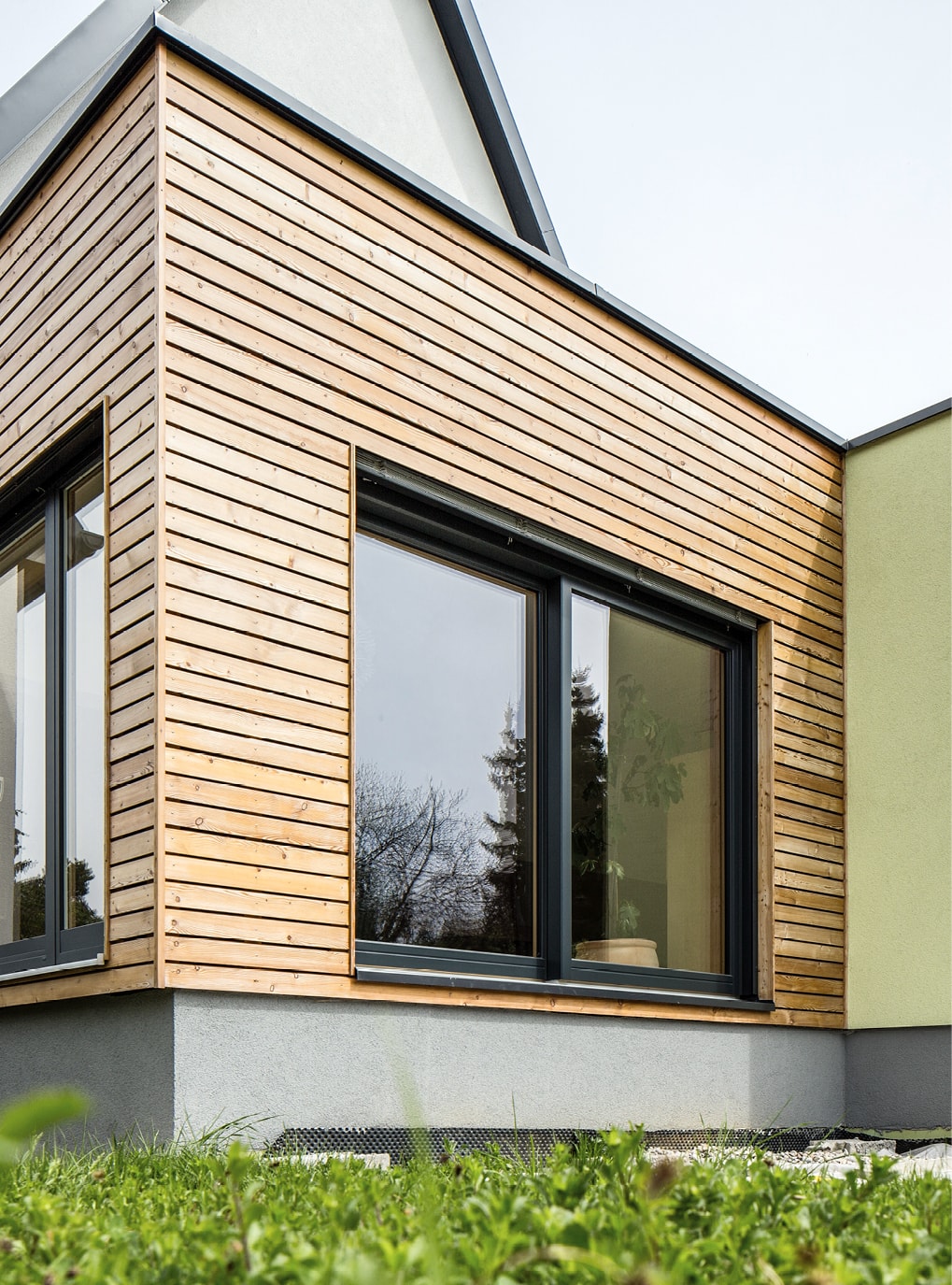 Innovato Holz-Alu Fenster von Strussnig auf Holz-Fassade
