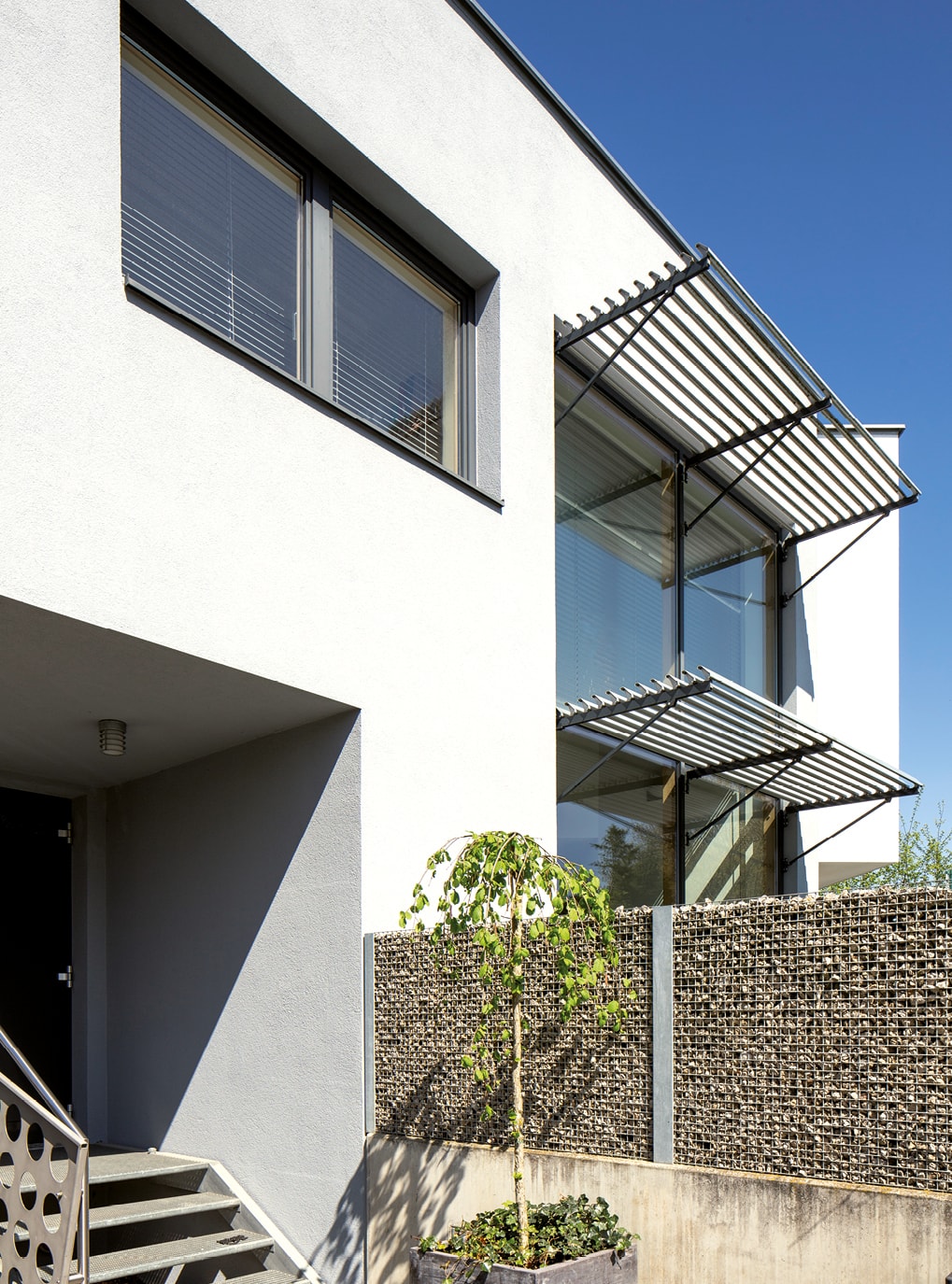 Innovato Holz-Alu Fenster von Strussnig auf weißer Fassade