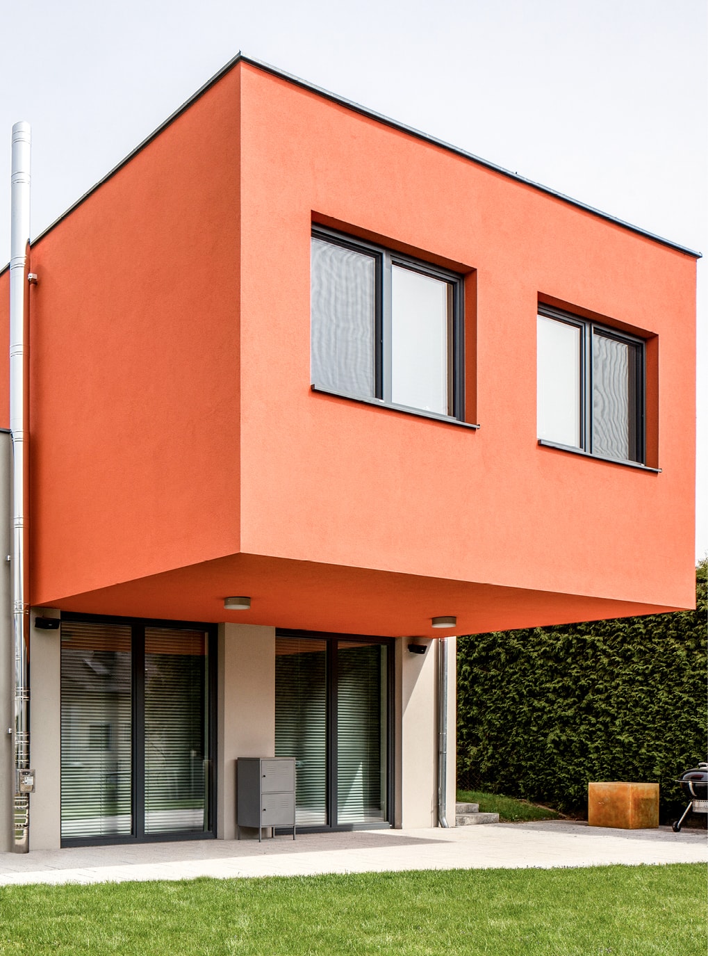 Innovato Holz-Alu Fenster von Strussnig auf roter Hausfront