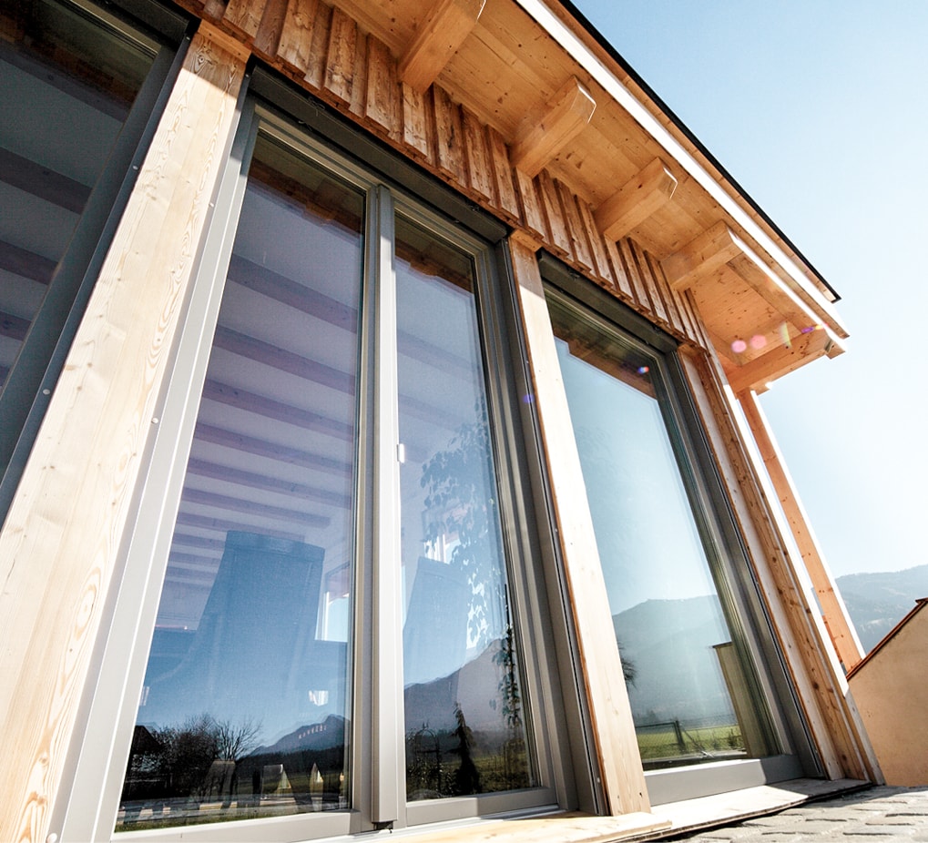 Außenansicht großflächiger Innovato+ Holz-Alu Fenster von Strussnig 