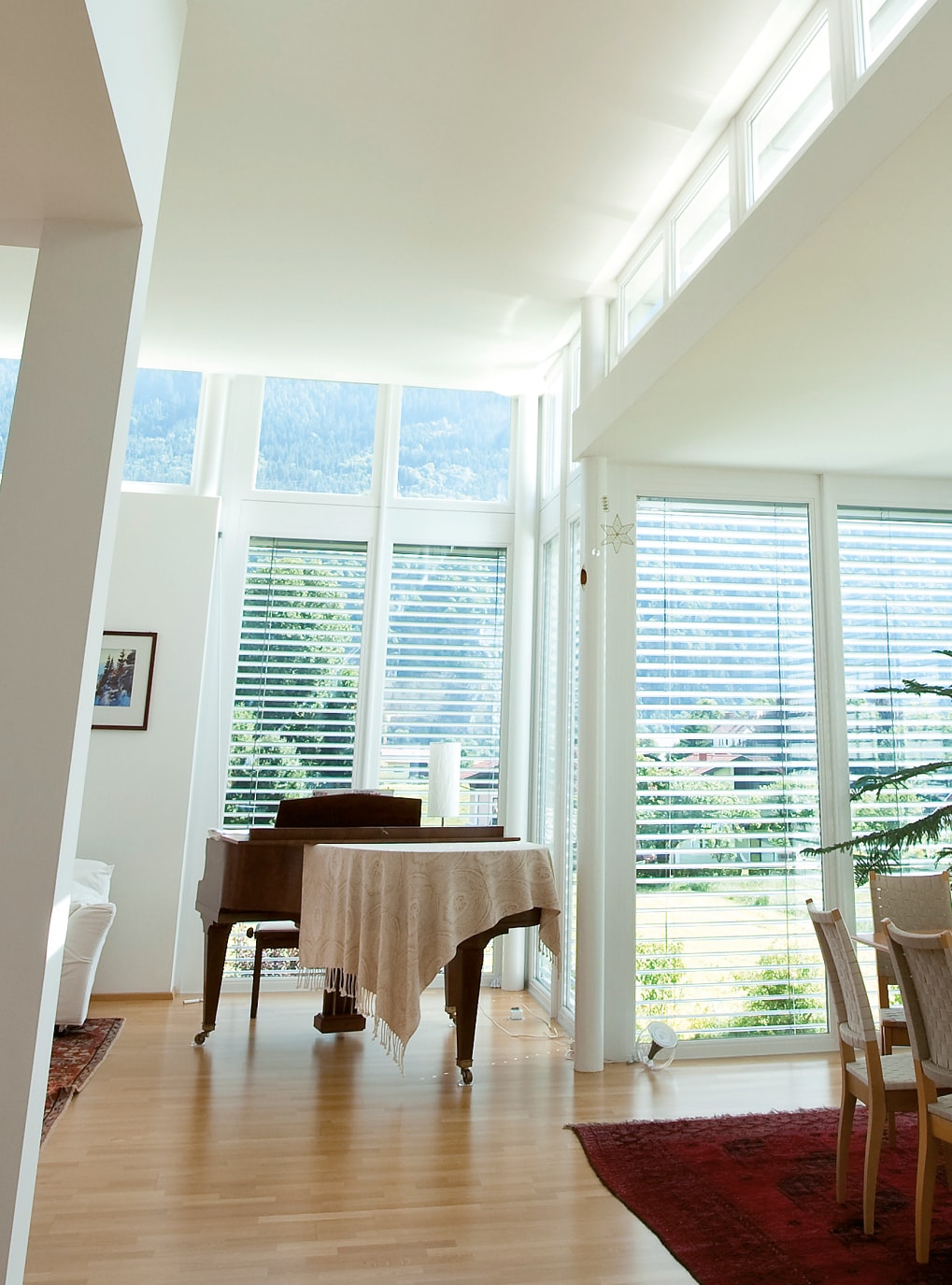 Strussnig Verbundfenster mit Sonnenschutz in einem hellen Raum