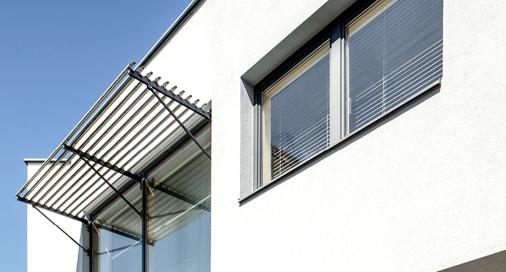 Strussnig Fenster von außen mit geschlossenem Sonnenschutz