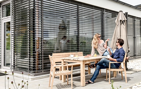 Fenster von Terrasse aus mit geschlossenem Strussnig Sonnenschutz