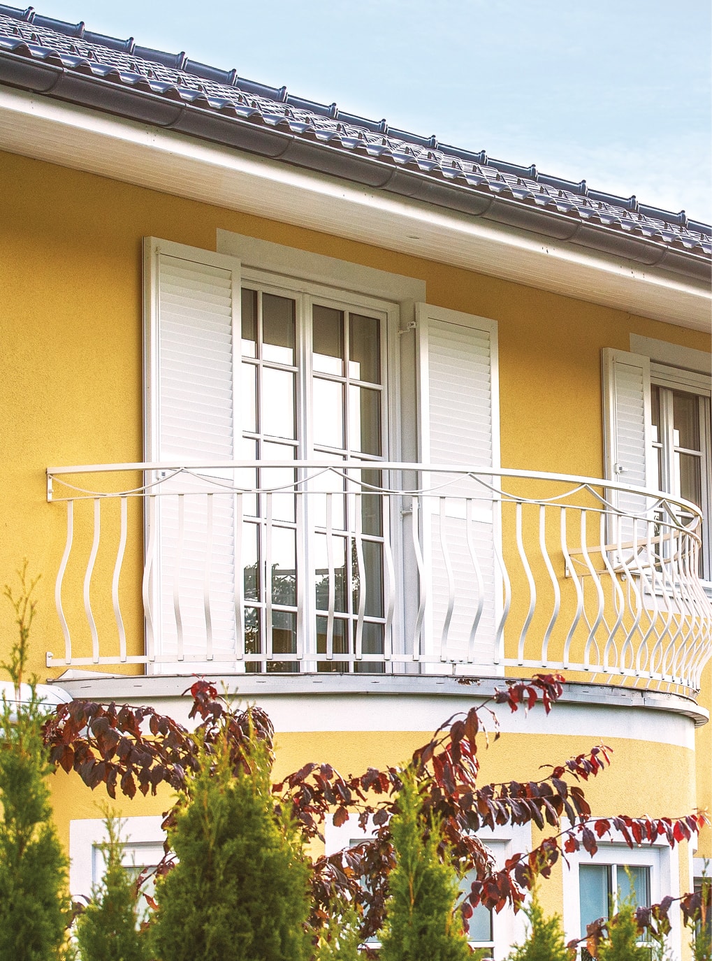Strussnig Fensterlaeden in weiß, geöffnet, von außen