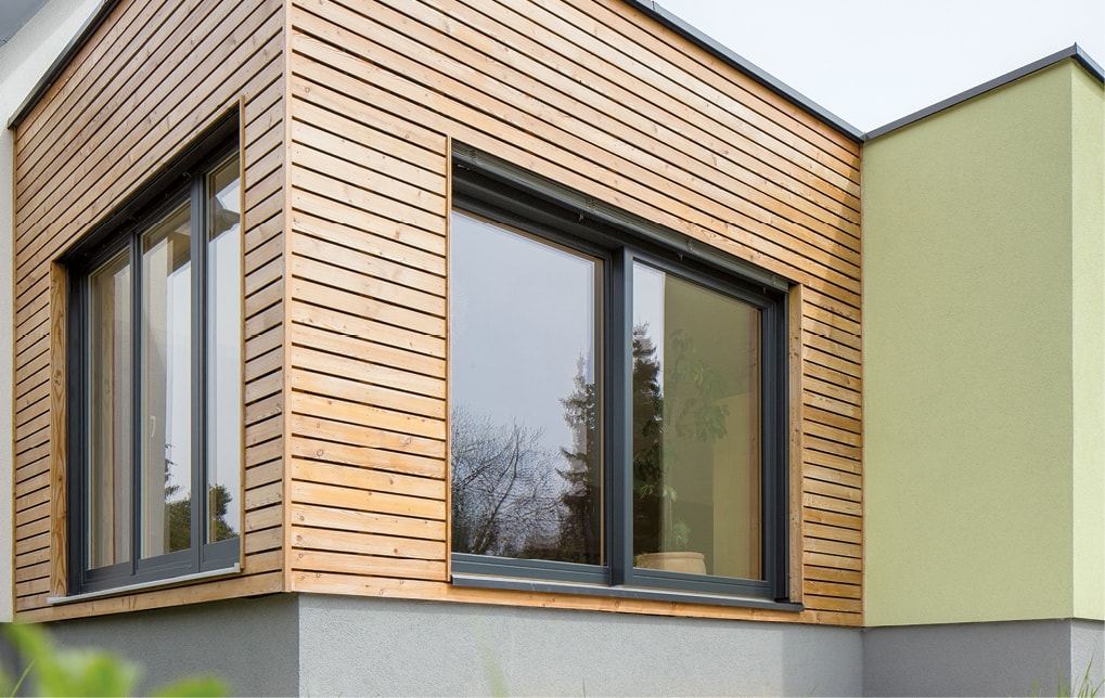 Strussnig Fenster von außen mit geöffnetem Sonnenschutz