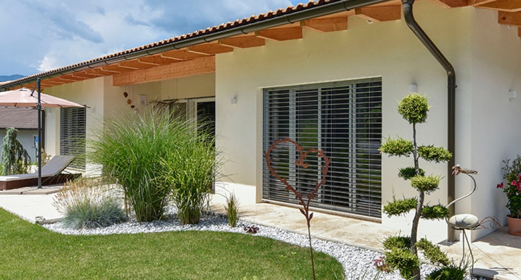 Außenansicht eines Hauses mit geschlossenem Strussnig-Sonnenschutz